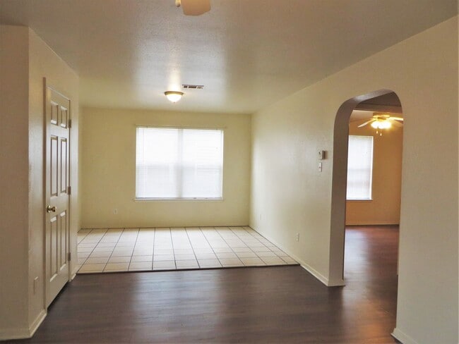 Building Photo - 2216 Katy Ln