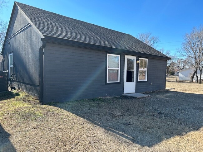 Building Photo - Cute 2 Bed 1 Bath