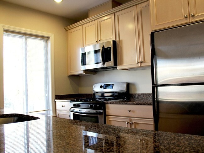 Building Photo - 1522 VFW Pkwy Unit 504