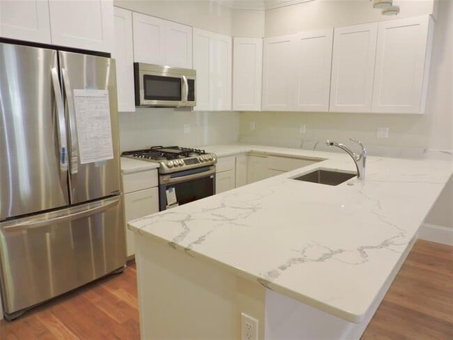 Photo - 470 Green St Unit 3