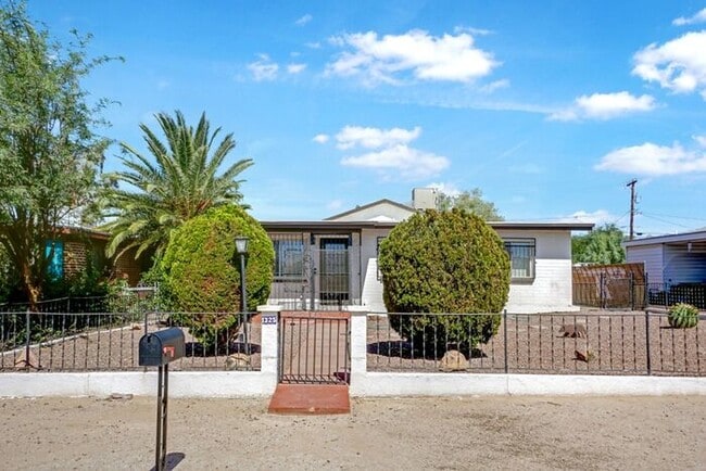 Photo - Spacious 3 Bed, 2 Bath Home Near UofA - Pe...