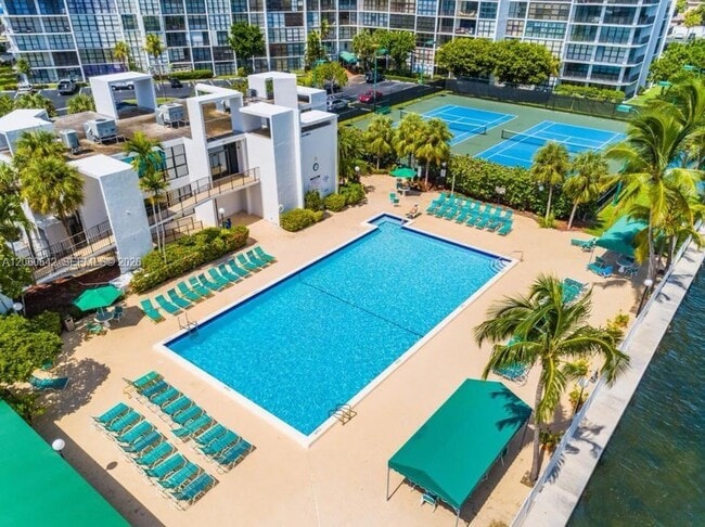 Building Photo - 800 Parkview Dr Unit 222