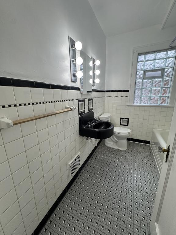 Photo - 8311 Jadwin St