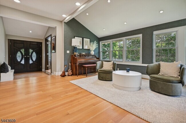 Photo - 63 E Cedar St