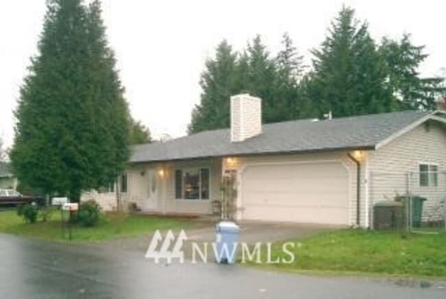 Building Photo - 3 bedroom rambler on corner lot