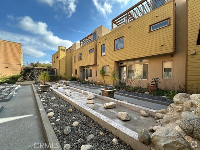 Building Photo - 41 N Oak Ave Unit 3 Rental