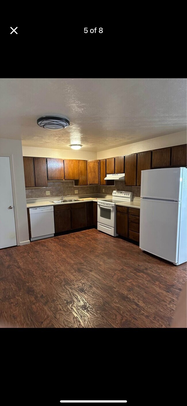 Photo - 887 W 400 S