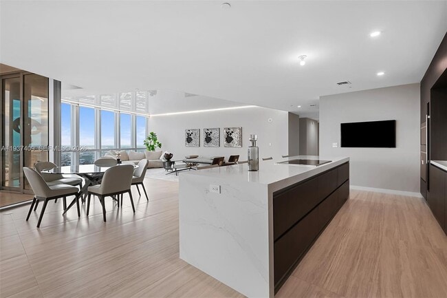 Photo - 851 NE 1st Ave Unidad PH4912