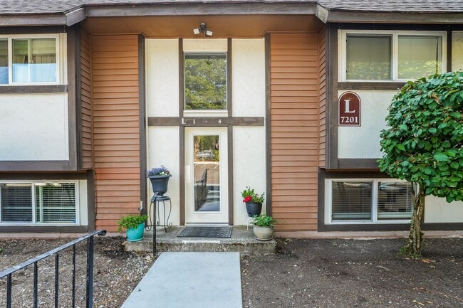 Building Photo - Spacious 2-Bedroom Condo in Prime Edmonds Location Unit L3