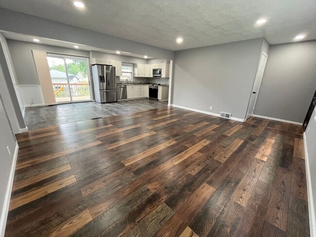 Building Photo - Newly Renovated 5 Bed/3 Bath in South Sioux Falls!