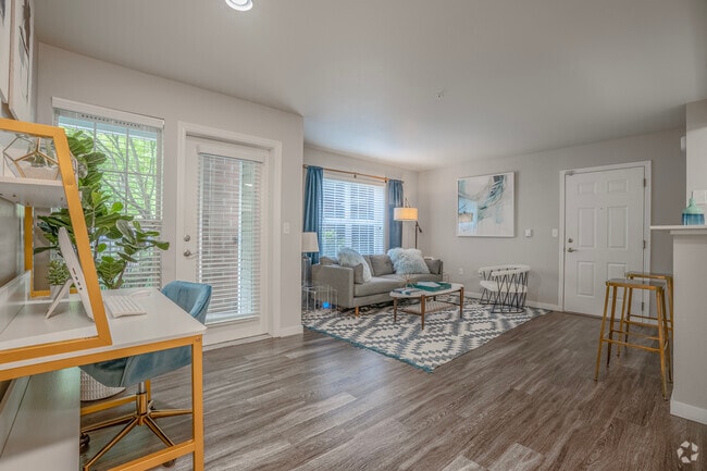 1BR, 1Ba - Sala de estar 659SF - Arya at Hedges Creek