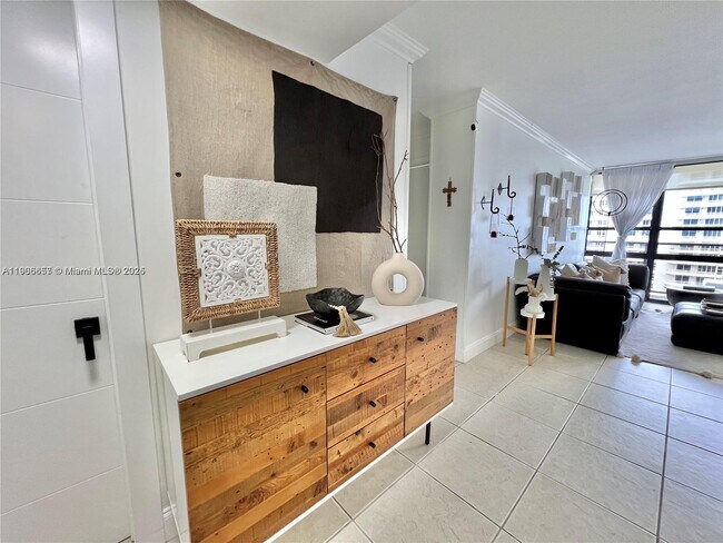 Photo - 600 NE 36th St Unidad 2011