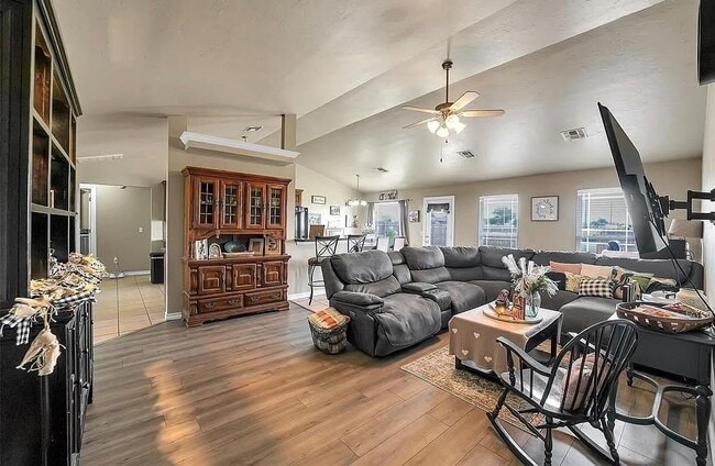 Photo - 1500 Sommerset Pl