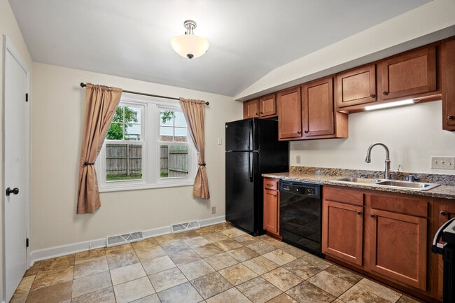 Building Photo - 853 Thackeray Trl Unit Townhome