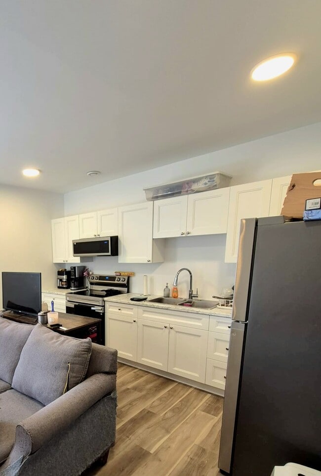 Building Photo - Studio Apartment for Rent – Available Dece... Unit 13