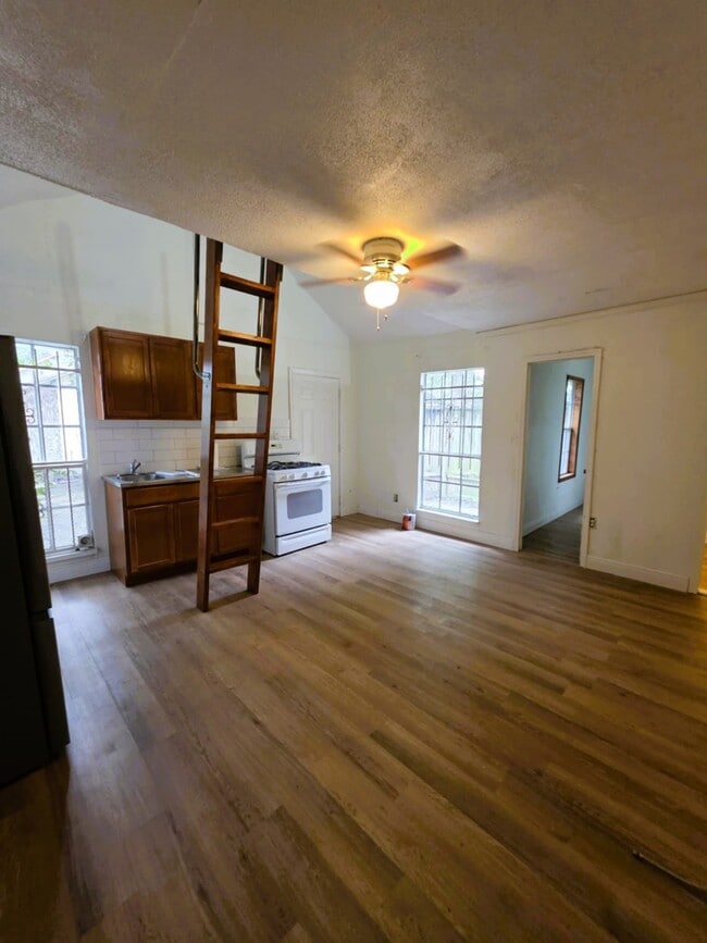 Photo - 6219 Saxon Dr