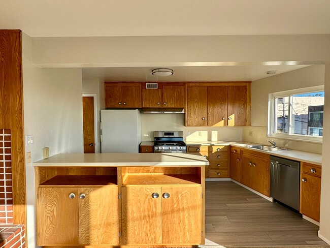 Building Photo - 2598 24th Ave Unit 2598