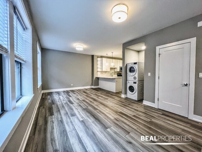 Building Photo - 3935 N Janssen Unit 2