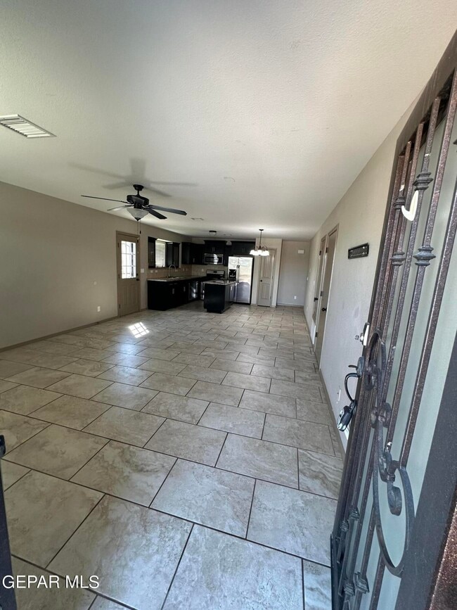 Photo - 4925 Vincent James St