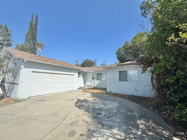 Spacious Pomona Home with Huge Backyard - Spacious Pomona Home with Huge Backyard