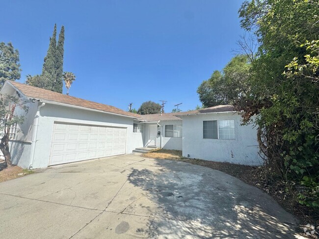 Building Photo - Spacious Pomona Home with Huge Backyard