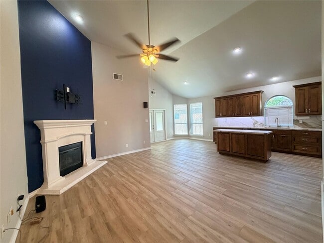 12917 Farmington Dr