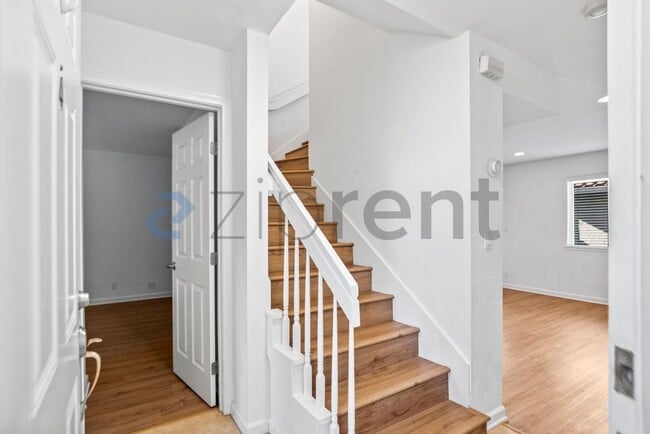 Photo - 1451 Main St