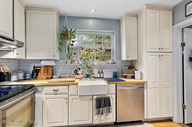 Photo - 4527 Peachtree Cir E