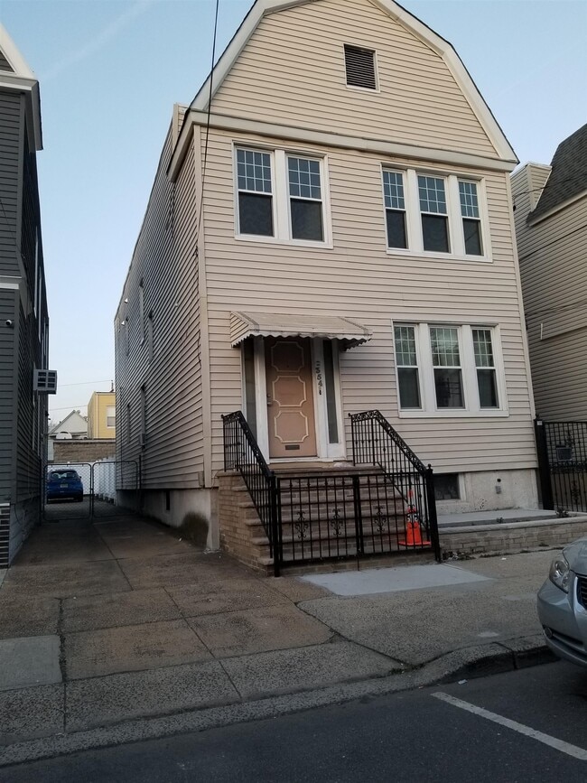 Building Photo - 354 Armstrong Ave