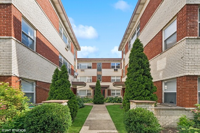 Building Photo - 2652 W Rascher Ave Unit 304 Rental