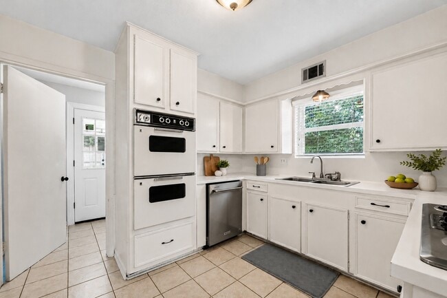 Photo - 811 Thicket Ln