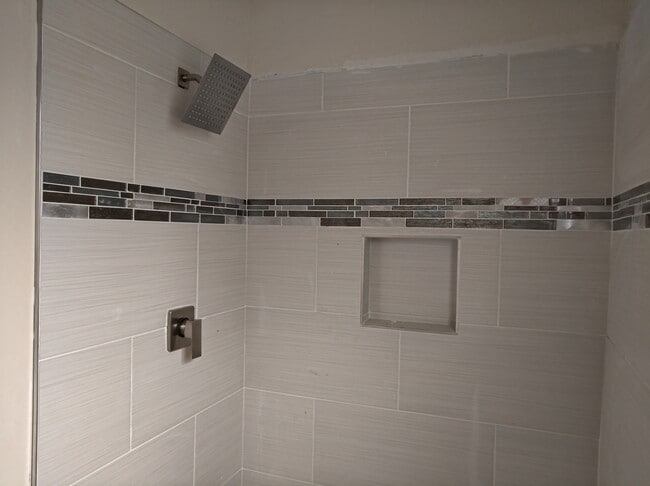 Shower 1 - 1536 E 8th St