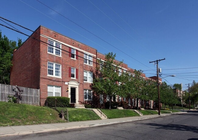 Building Photo - 641 Hamlin St NE