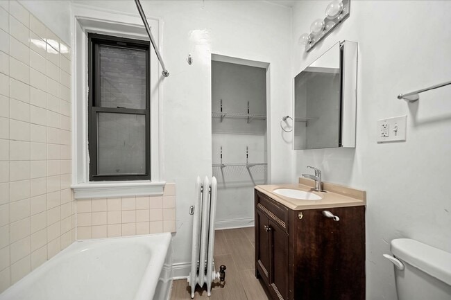 Photo - 639 W Roscoe St