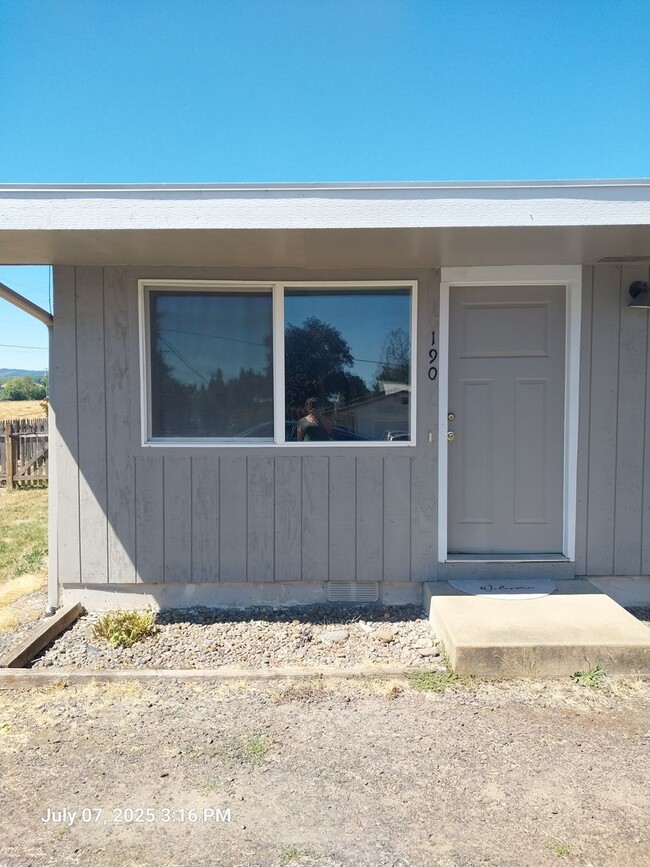 Building Photo - 170-190 Dahlia Street, Yamhill Unit 190 Rental