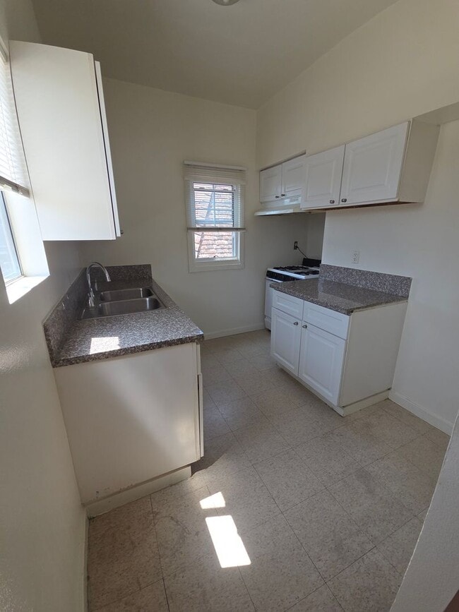 Building Photo - 828 S Glendale Ave Unit 15