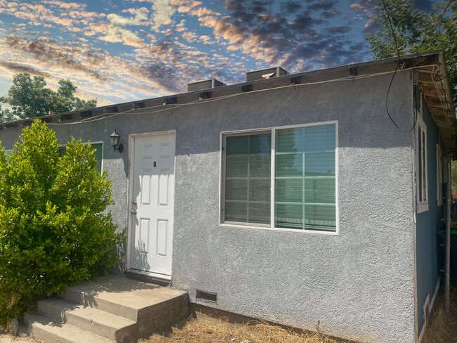 Building Photo - 560 W Ave L Unit B