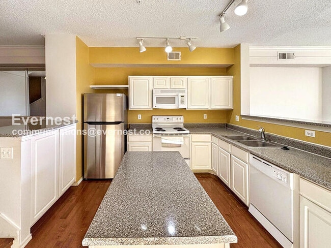 Photo - 2016 Oxford Ln