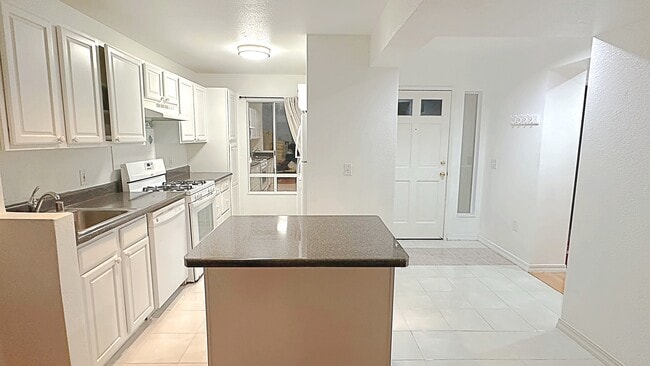 Cocina y puerta principal (vista desde el lado opuesto a la sala de estar) - 91-1058 Kekuilani Loop