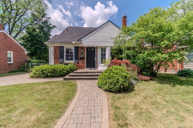 Building Photo - Stunning 4-Bedroom, 2-Bath Home with Moder...