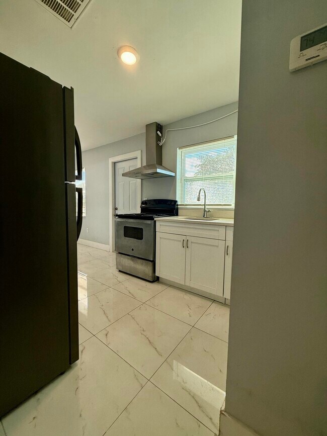 Photo - 614 N E St