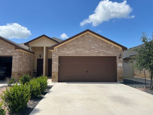 Seguin Duplex off King Street - Seguin Duplex off King Street Townhome