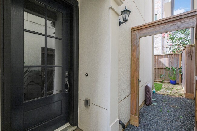 Photo - 4010 University Grove St
