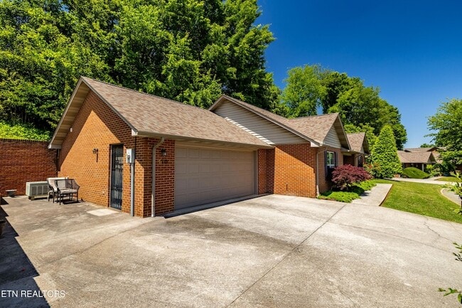 Photo - 170 Manchester Dr