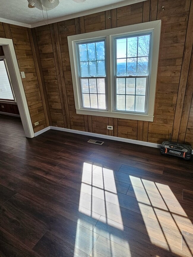 Photo - 560 Robinson Dr