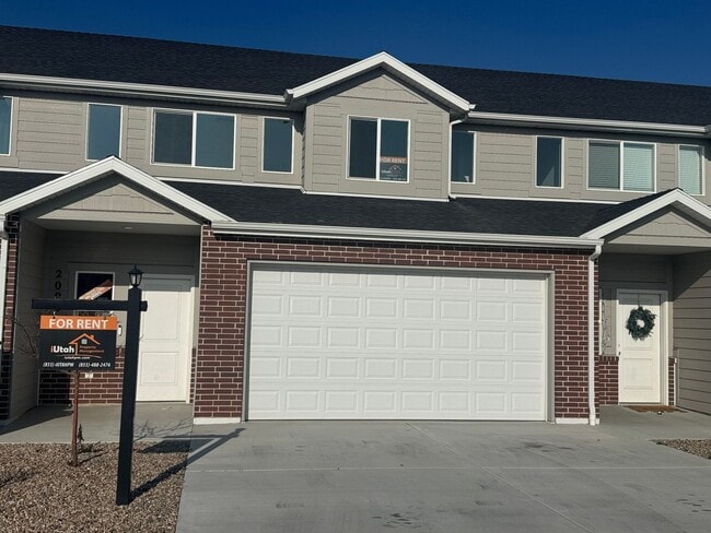 Building Photo - 3 bedroom 2.5 Bath Townhouse