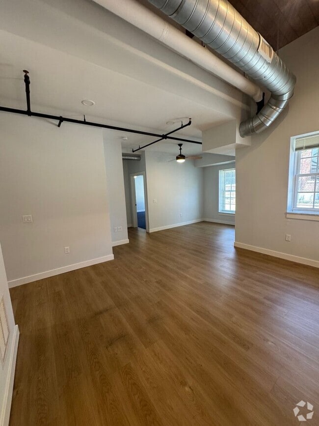 Building Photo - Beautiful 2 Bedroom 2 Bath Apartment on Ma... Unit 102