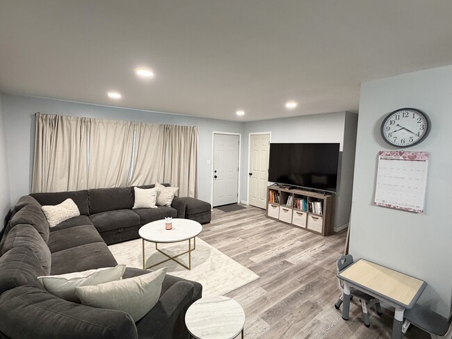 Photo - 654 Maple Ln