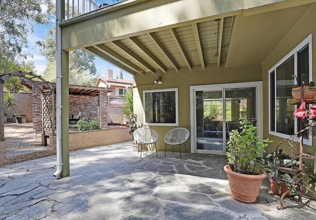 Photo - 405 Cunningham Way