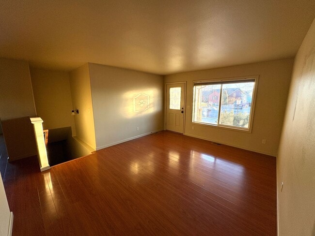 Photo - 4 bed 2 1/2 bath townhome!